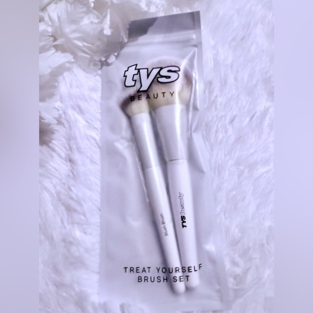 TYS Beauty Treat Yourself Brush Set – 2 Piece | New in Package